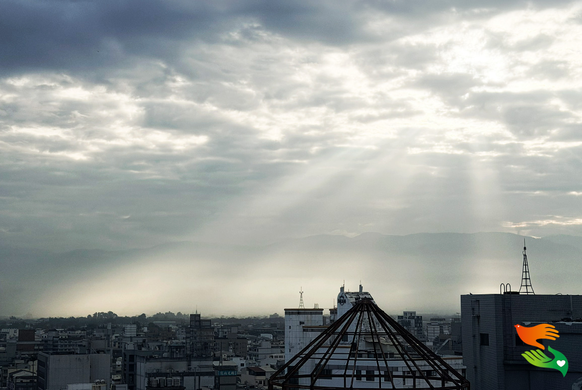 雲隙光穿透城市
