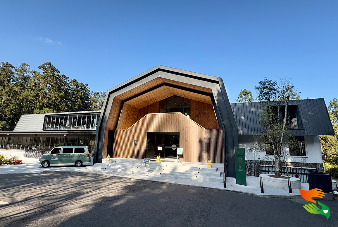 雲杉樓選用台大實驗林的木材改建，以在地綠建材落實環保，讓建築成為自然環境的一部分。