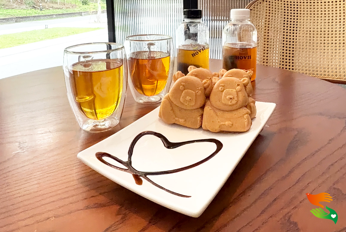 冷萃茶與 Hovii 熊雞蛋糕茶點