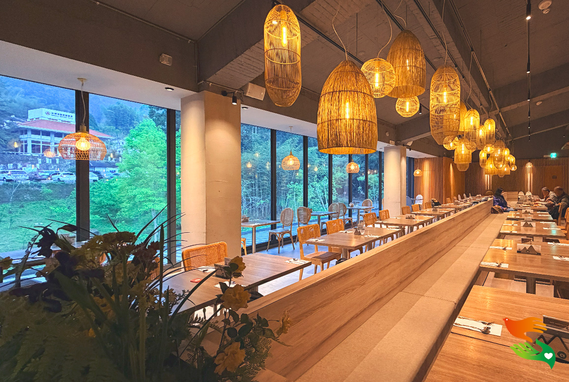 餐廳搭配大片落地窗，擁有絕佳的山景視野。